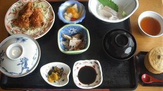 ２階のレストランからは関門海峡を行きかう船が見えます。