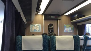 奥深い緑の景色が車窓に広がります