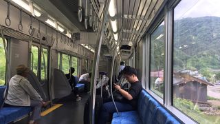 険しい山々が車窓に広がります