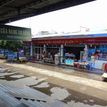 ホームには売店があります。