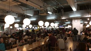 日本ではないオーラの客層を醸し出している フードコートです。