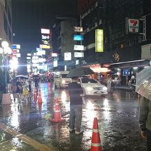 小雨降るタニヤ通り