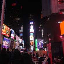 劇場の集まるブロードウェイと7番街の交差点です