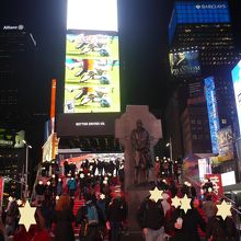 階段状のステージは観光客で埋まっていました