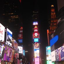 広告塔の明かりで囲まれています