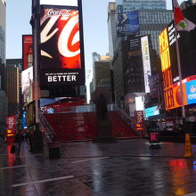 朝は階段も空いていて、水洗清掃作業が行われていました