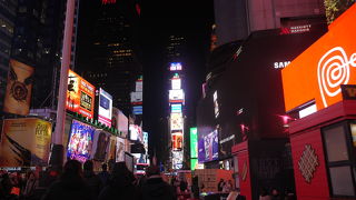 夜の賑わいを広告塔が照らしてます