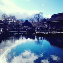 美しいコバルトブルーの湖