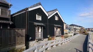 川へ降りる石の階段が印象的