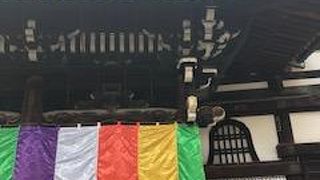 六角のお堂を拝む