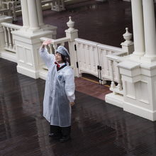 お姉さんに手を振って！