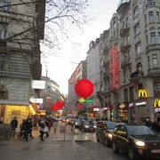 赤く丸いイルミネーションが飾られていた、シュヴェーデンプラッツ広場からシュテファン大聖堂へ続く通りです。