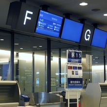 バスで飛行機のそばまで移動