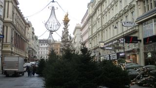 歩行者天国のグラーベン通りの中央に立つペスト記念柱はクリスマスイルミネーションに隠れてあまり目座ちませんでした。