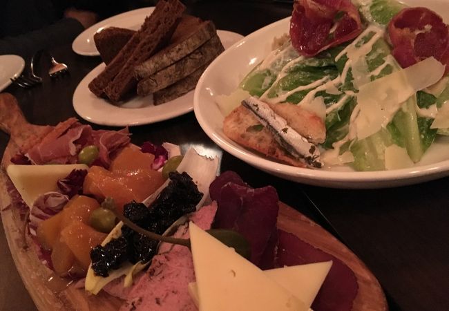 ゆっくりと食事を楽しめる落ち着いた雰囲気のレストラン