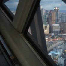 空中庭園へのエスカレータ