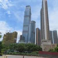 左手の建物がホテルです