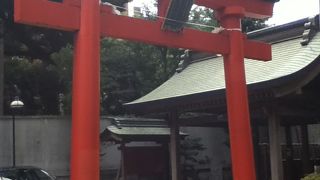 鮮やかな朱色の鳥居のある小さな神社