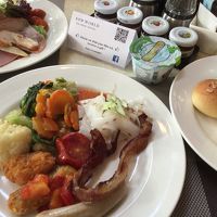 朝食会場は開放的で広々！