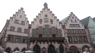 ギザギザ屋根のピンクの建物