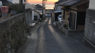 外川漁港:坂道の町並みを下り