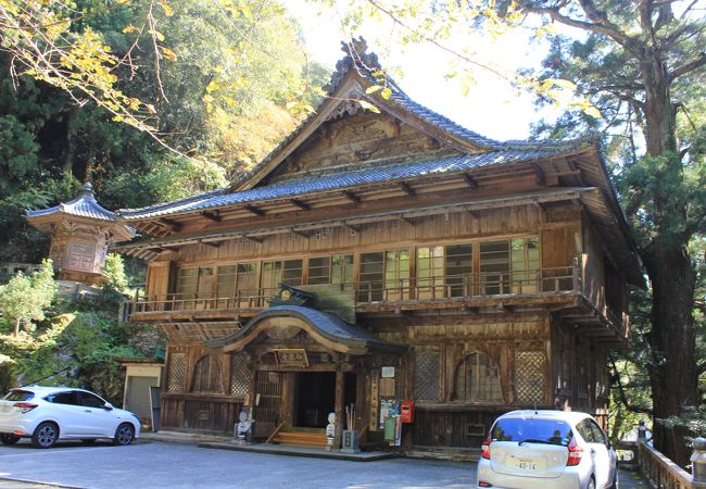 霊場の雰囲気に包まれた山寺