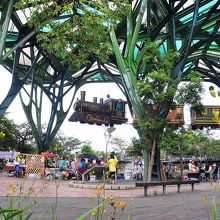 機関車が宙につられている広場