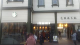 駅舎がスターバックスコーヒーの店舗になりました。