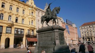 勇ましい騎馬像