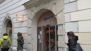オーストリア名物のヘーゼルナッツ入りウエハースチョコの直営店です。