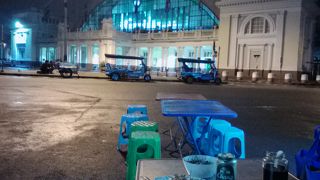 深夜は構内に入れず…