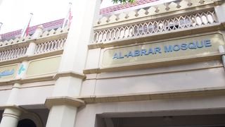 通り沿いにある歴史のあるモスク