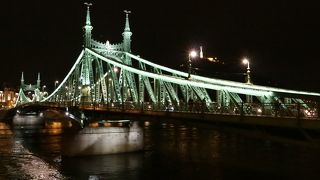 薄緑のシルエットが美しい