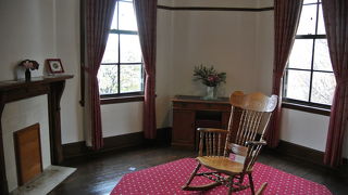 当時の外交官の暮らしぶりを再現したインテリア