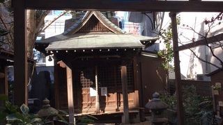 入口には赤い提灯