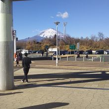 サービスエリアからの富士山