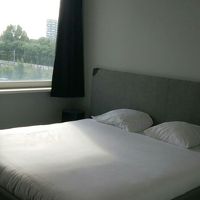 シンプルで機能的な部屋でした