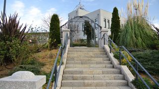 横浜気象台をバックにして・・