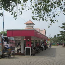 客待ちのオートリクショーは少ないので大通りに出て拾う