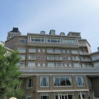 まるで郊外にあるお城のような建物