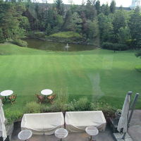 ラウンジから眺めた、自慢の庭園。