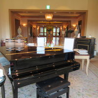 ラウンジ中央に位置するグランドピアノ。