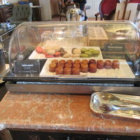 スイーツコーナー。ここのマカロンは絶品です。