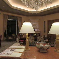 夜のラウンジ。