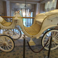 ホテル建物内に展示されている馬車。挙式の際に使えるようです。