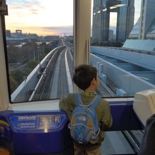 先頭車両で前の景色を楽しむ孫