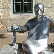 遊歩道に置かれた像