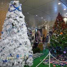 雪が積もったようなツリーもありました