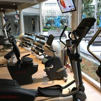 小ぶりですがジムも併設　24時間やっています