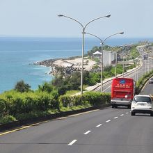花蓮から南下、左に太平洋が広がる気持ちのよい道路